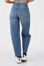 ⁦ג'ינס בגזרת בלון⁩ – תמונה ⁦2⁩