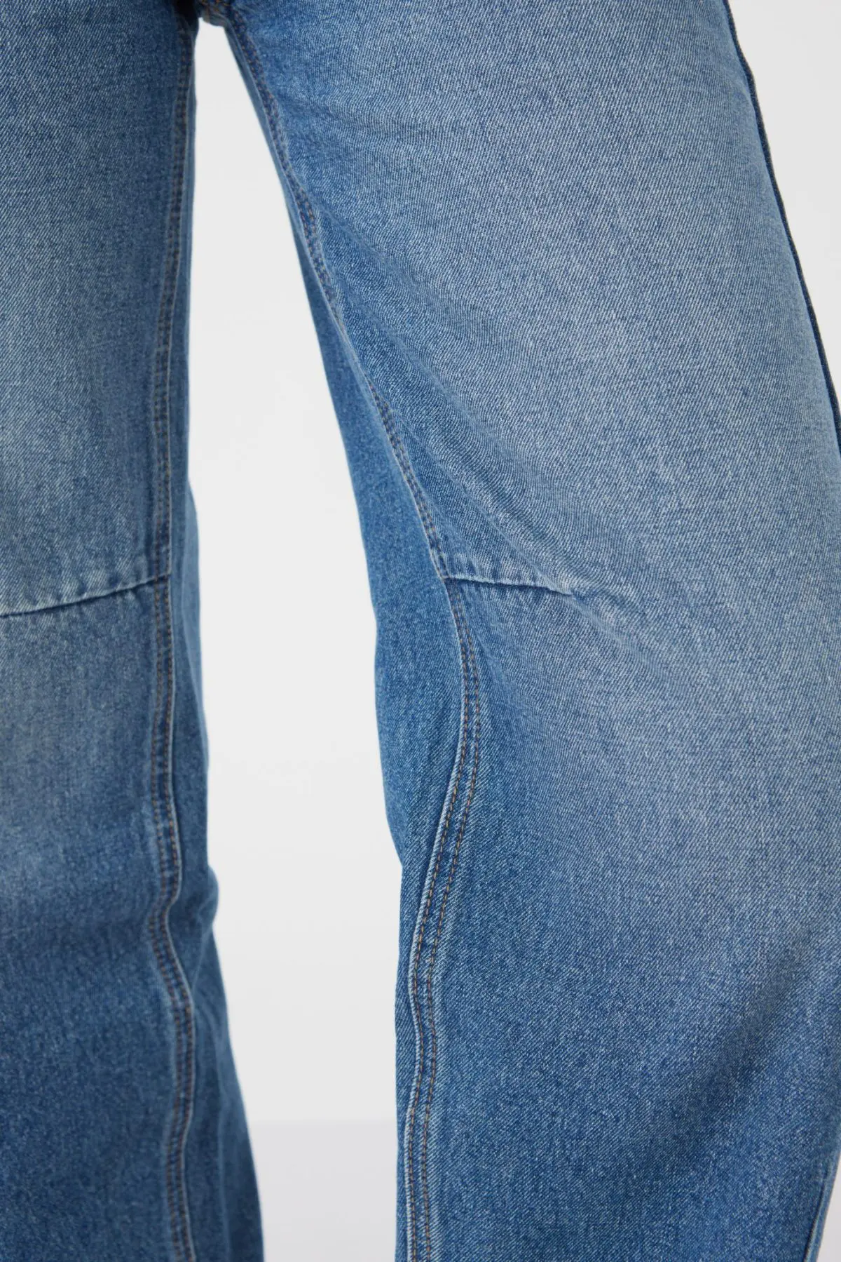 ⁦ג'ינס בגזרת בלון⁩ – תמונה ⁦4⁩