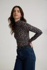 ⁦ח. מודפסת צווארון גולף⁩ – תמונה ⁦2⁩