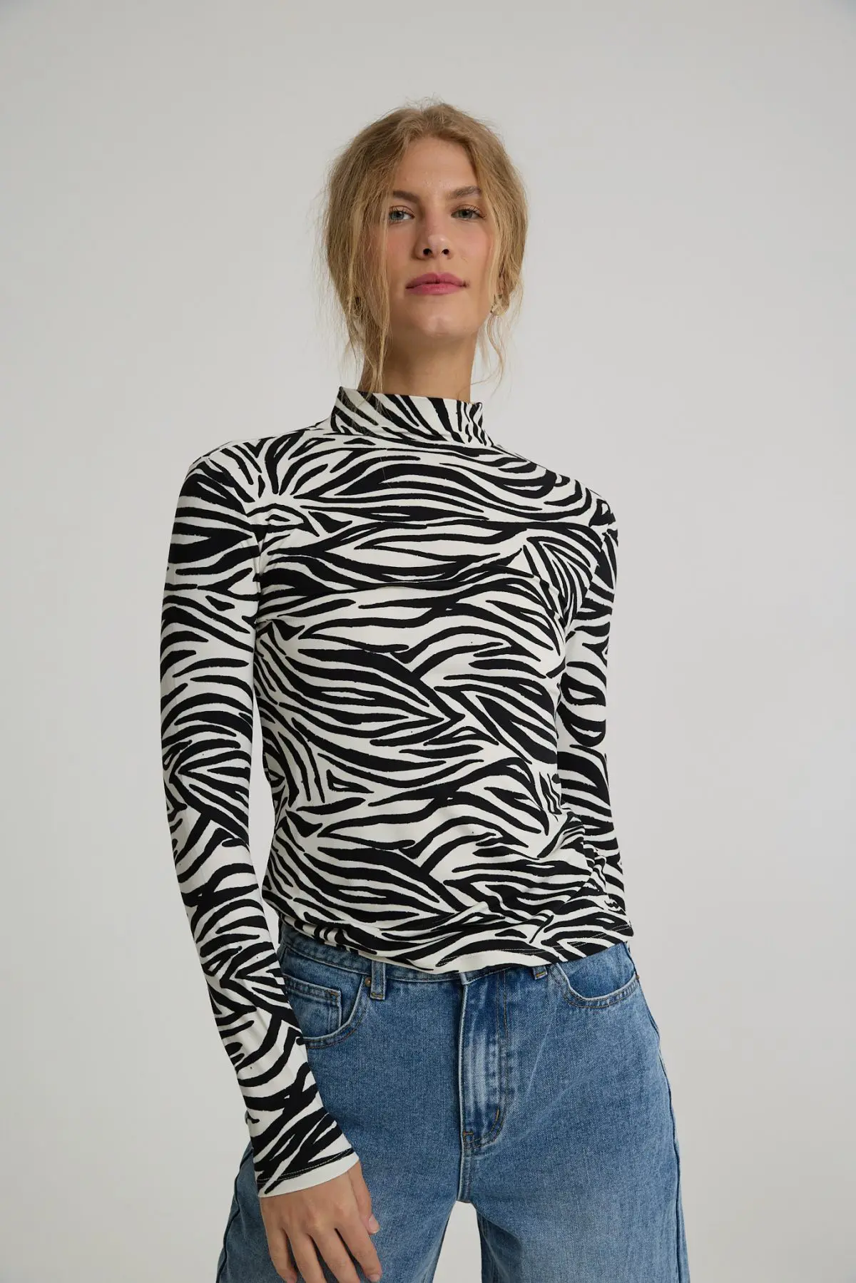 ⁦ח. מודפסת צווארון גולף⁩ – תמונה ⁦4⁩