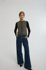 וסט סריג עם כפתורים