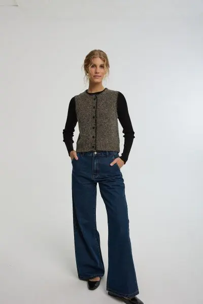 וסט סריג עם כפתורים