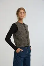 ⁦וסט סריג עם כפתורים⁩ – תמונה ⁦2⁩