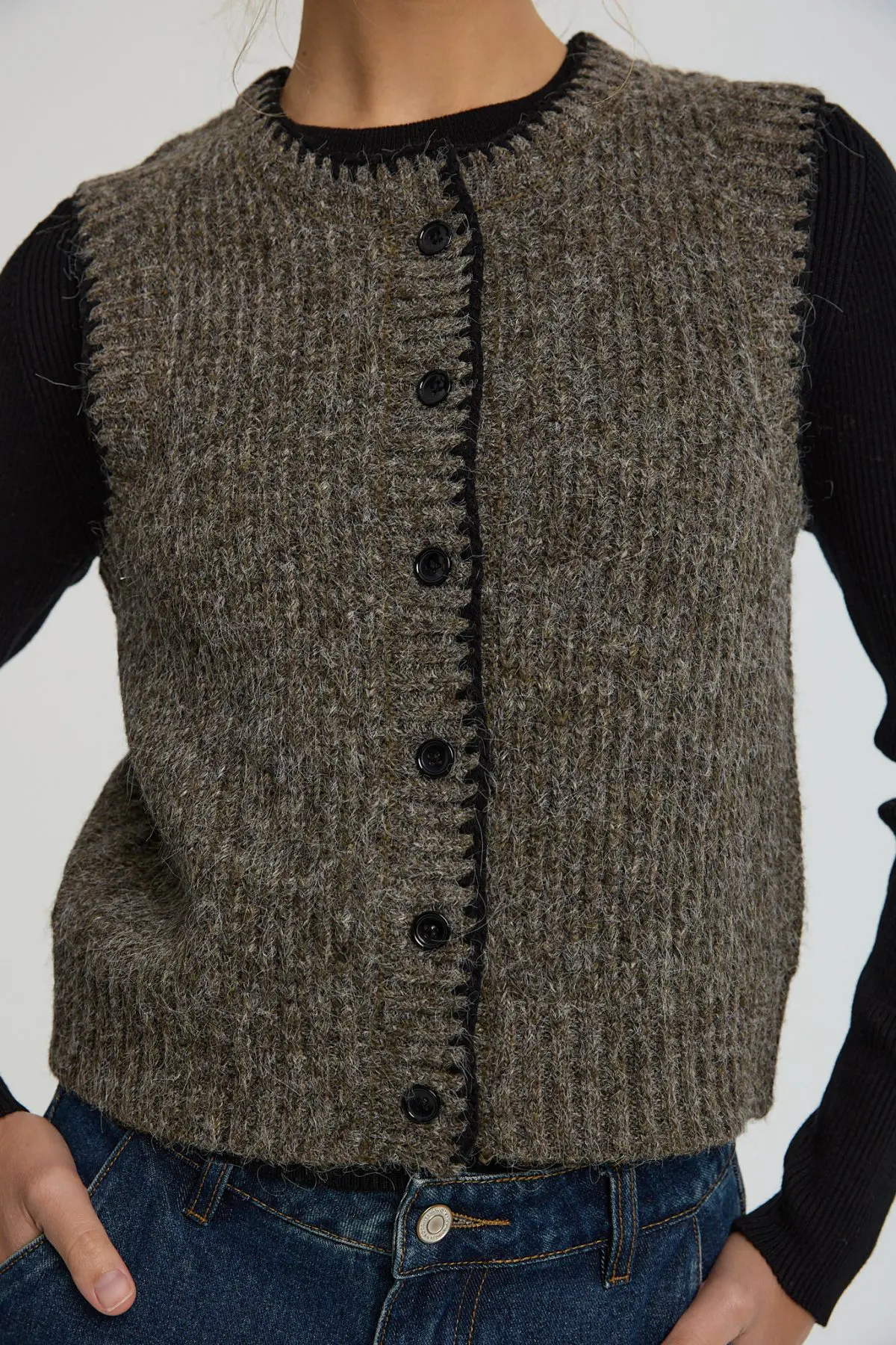 ⁦וסט סריג עם כפתורים⁩ – תמונה ⁦3⁩