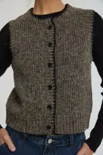 ⁦וסט סריג עם כפתורים⁩ – תמונה ⁦3⁩