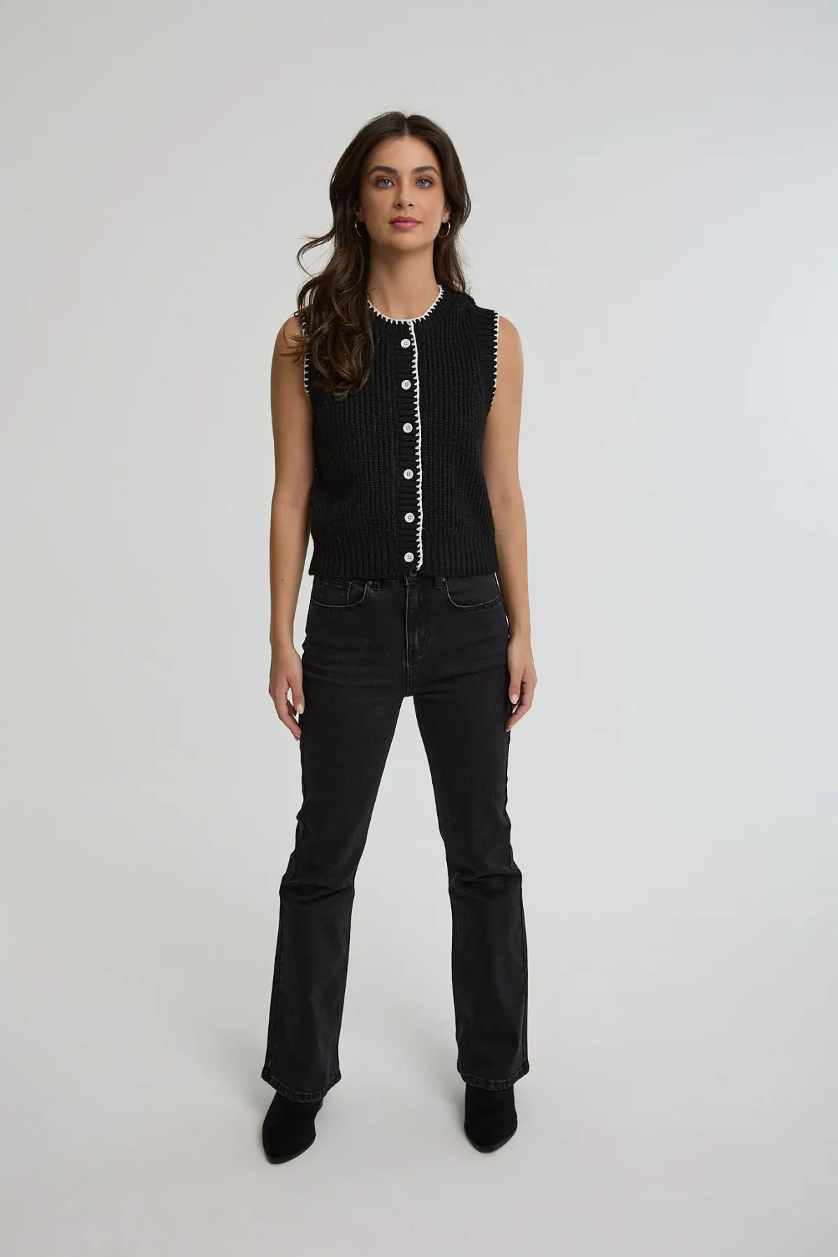 ⁦וסט סריג עם כפתורים⁩ – תמונה ⁦4⁩