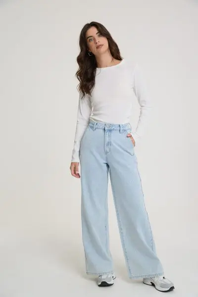 ג'ינס רחב עם עיטורים