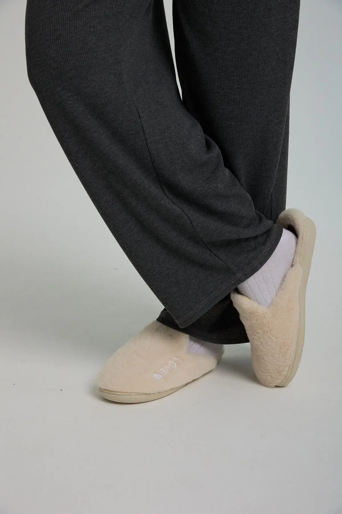 ⁦נעלי בית פרווה נשים⁩ – תמונה ⁦2⁩