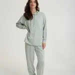 טופ מודל עם כובע