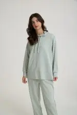 ⁦טופ מודל עם כובע⁩ – תמונה ⁦2⁩