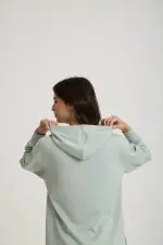 ⁦טופ מודל עם כובע⁩ – תמונה ⁦3⁩