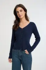 ⁦סריג עם כפתורים⁩ – תמונה ⁦3⁩