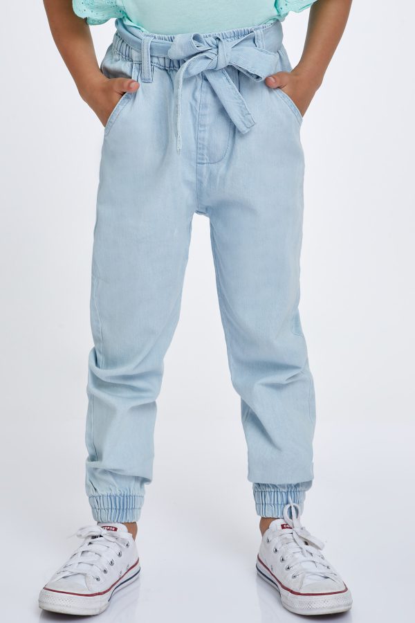 מכנסי ג'ינס עם חגורה