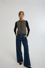 וסט סריג עם כפתורים