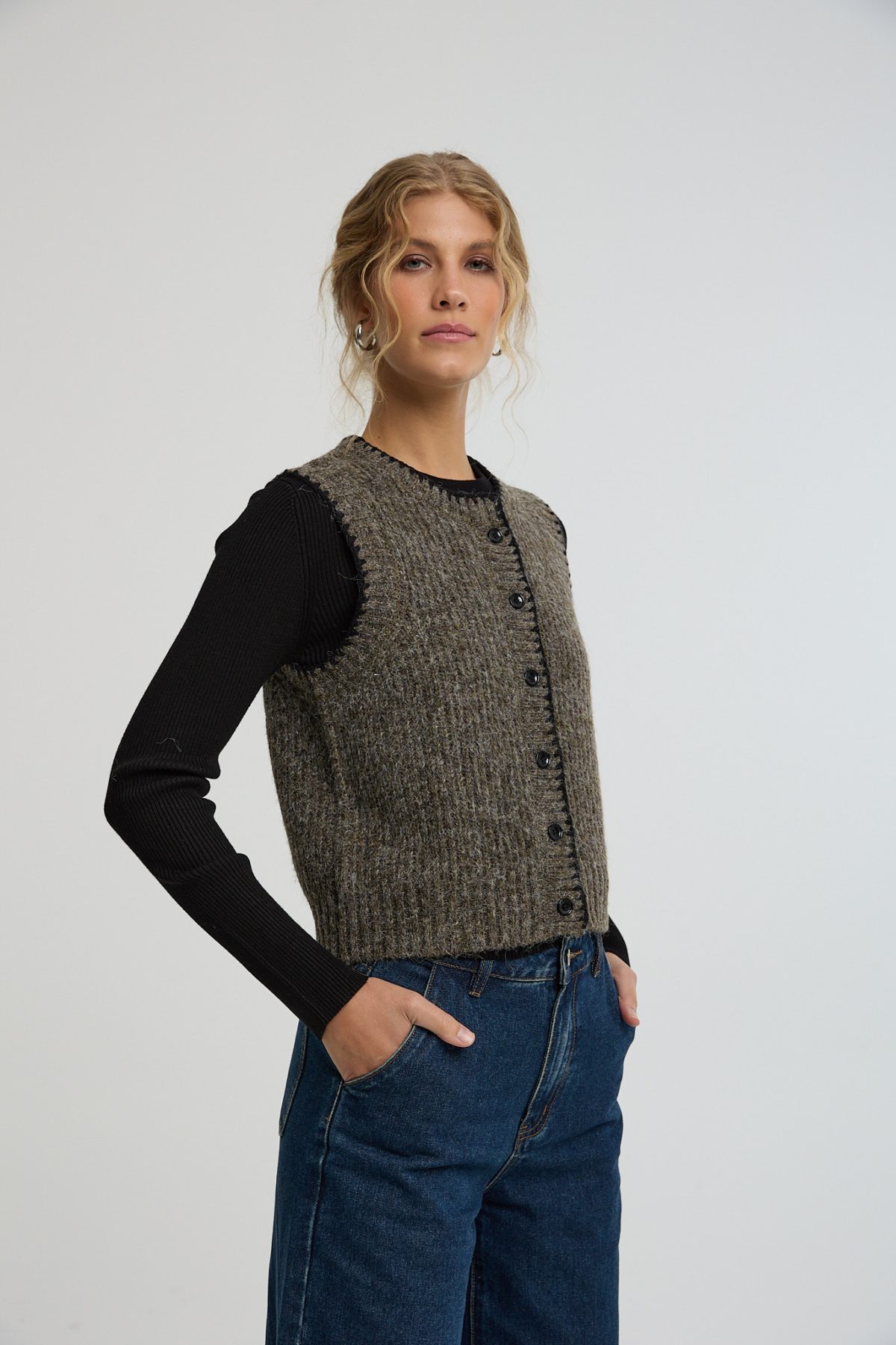 ⁦וסט סריג עם כפתורים⁩ – תמונה ⁦2⁩