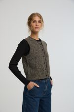 ⁦וסט סריג עם כפתורים⁩ – תמונה ⁦2⁩