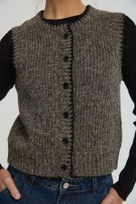 ⁦וסט סריג עם כפתורים⁩ – תמונה ⁦3⁩