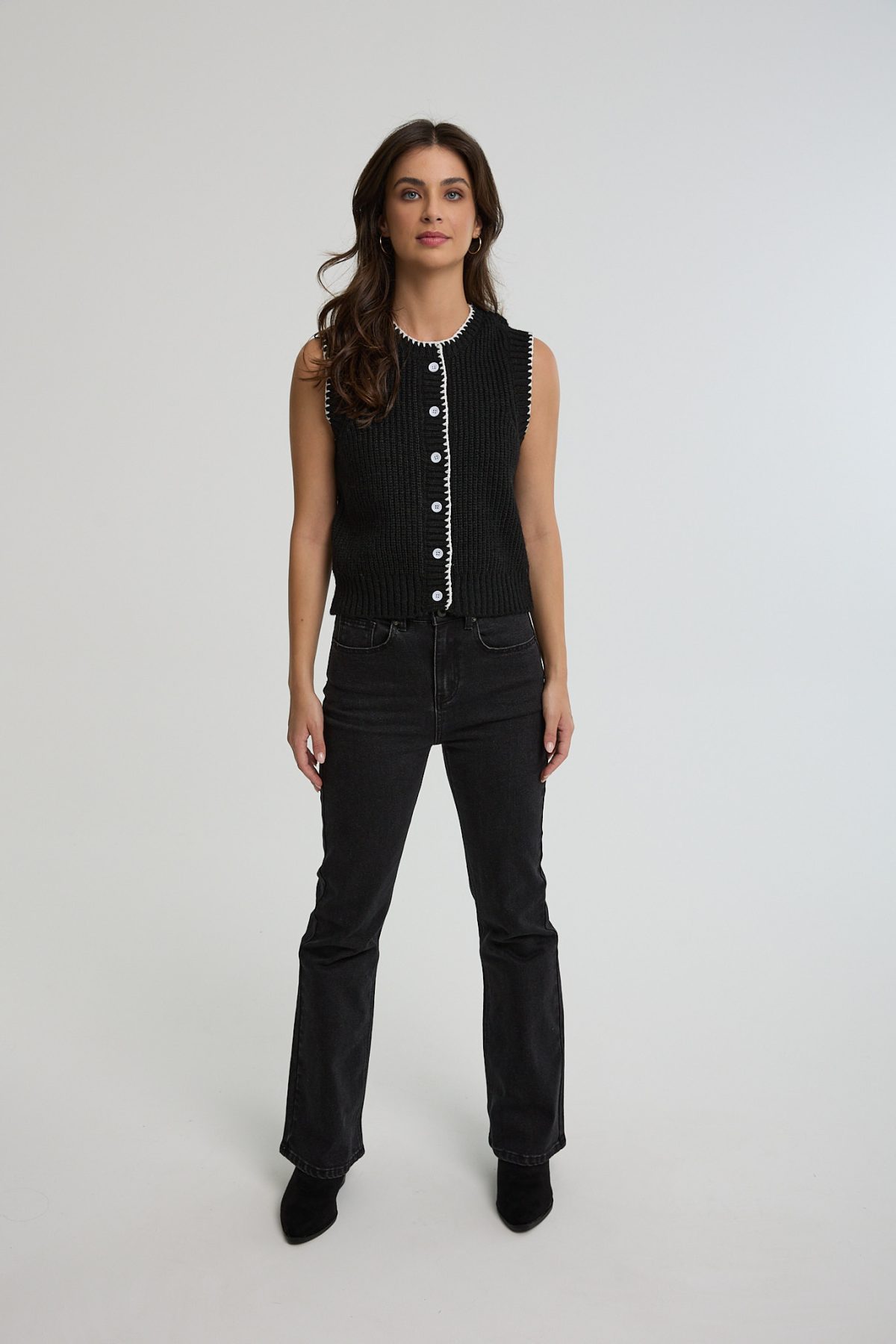 ⁦וסט סריג עם כפתורים⁩ – תמונה ⁦4⁩