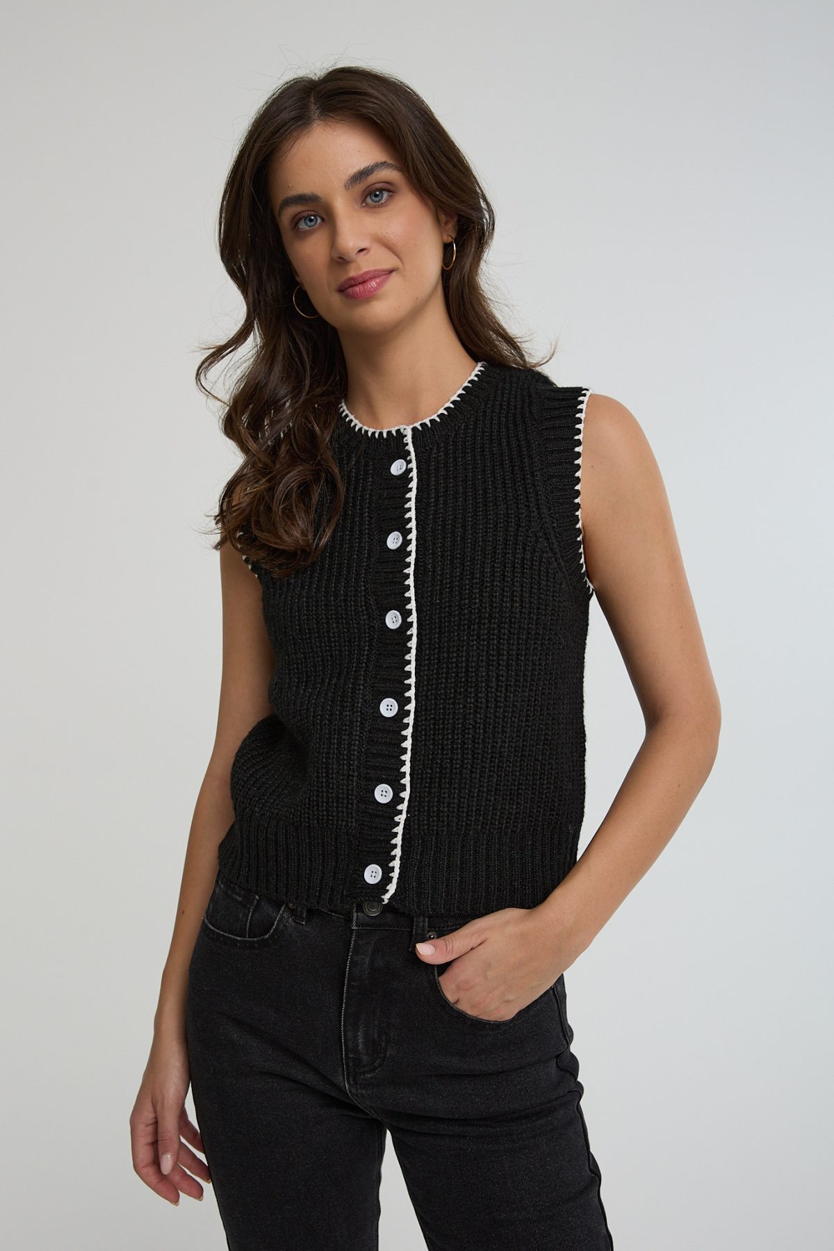 ⁦וסט סריג עם כפתורים⁩ – תמונה ⁦5⁩