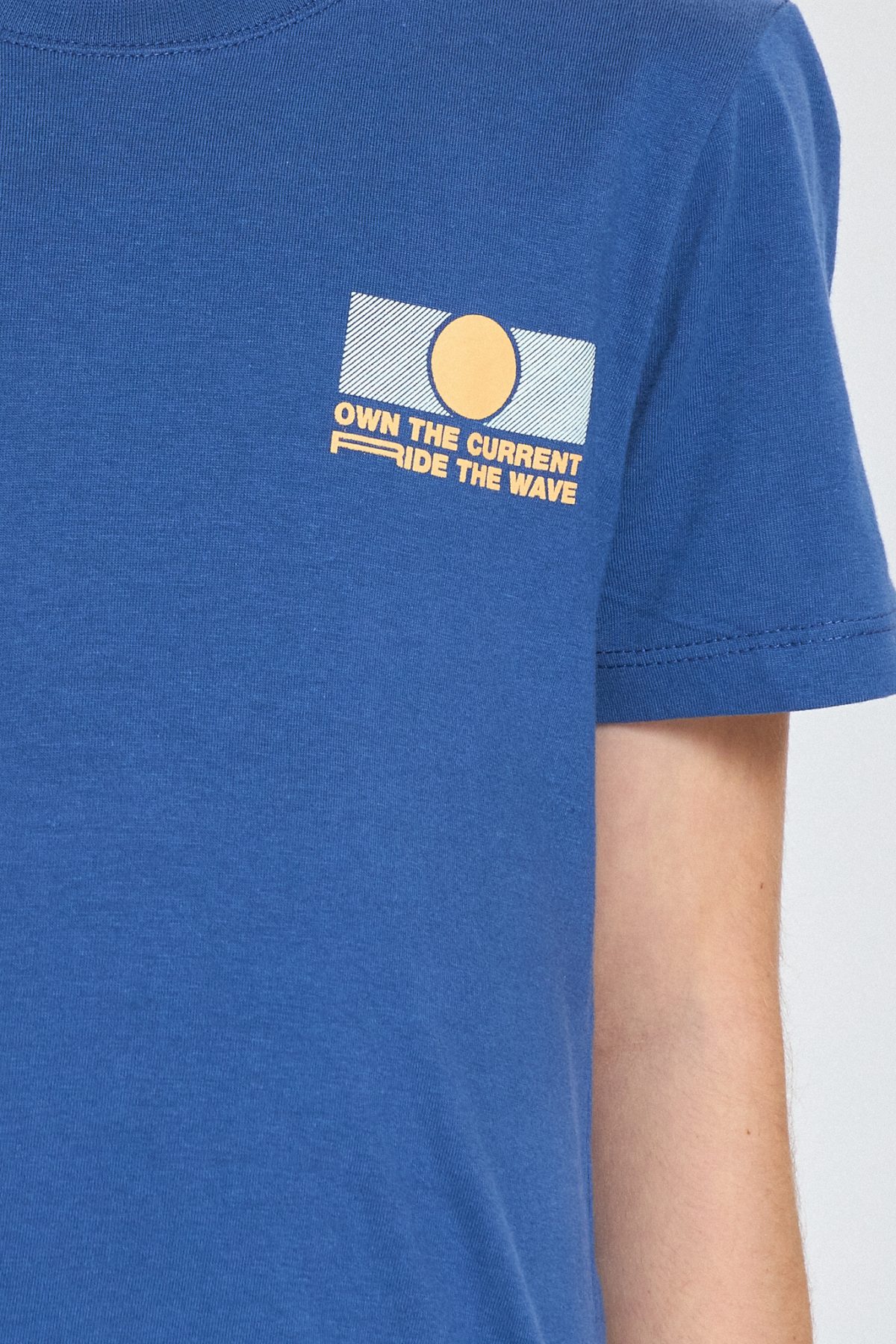 ⁦חולצה עם הדפס⁩ – תמונה ⁦4⁩