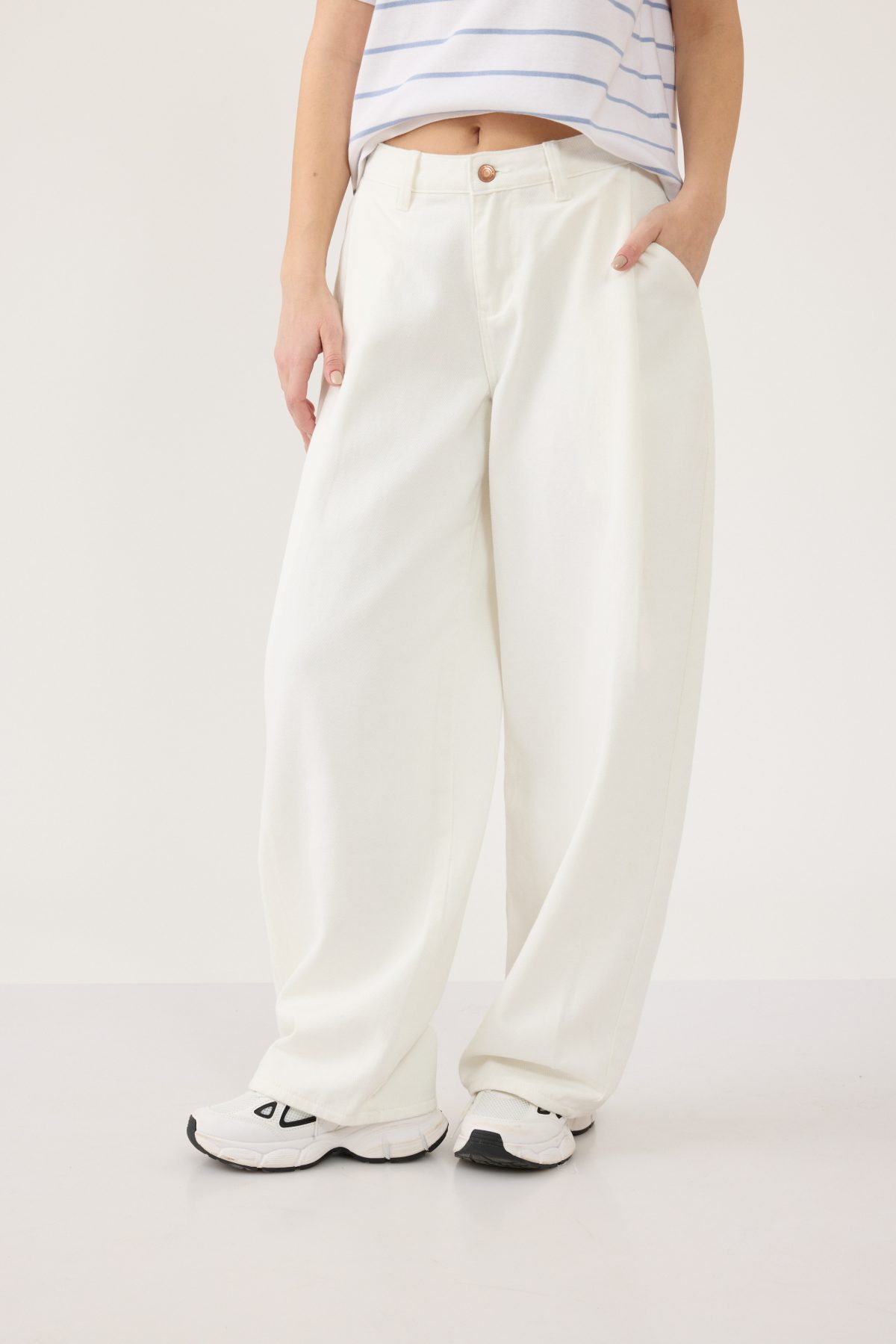 ⁦ג'ינס בגזרת בלון⁩ – תמונה ⁦2⁩