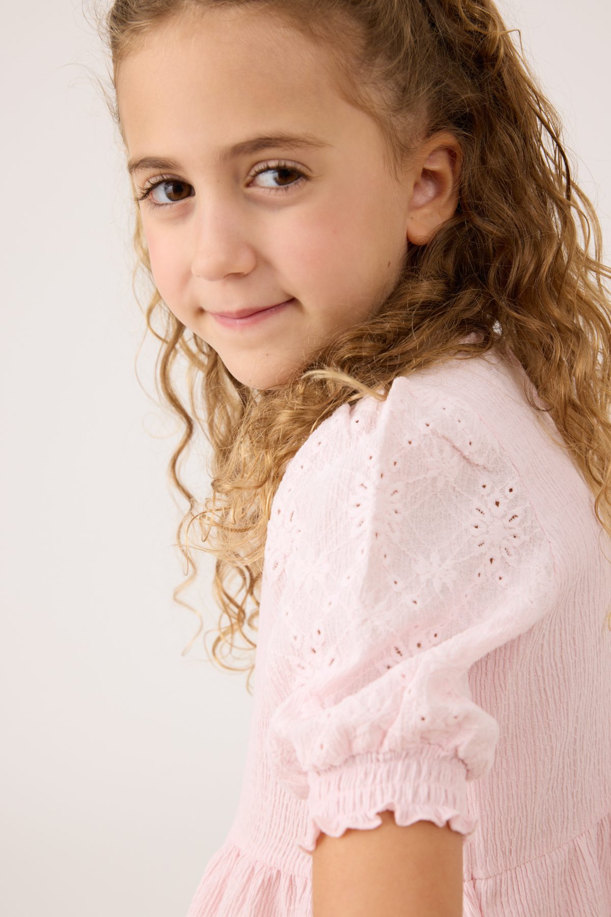 ⁦חולצה עם תחרה⁩ – תמונה ⁦4⁩