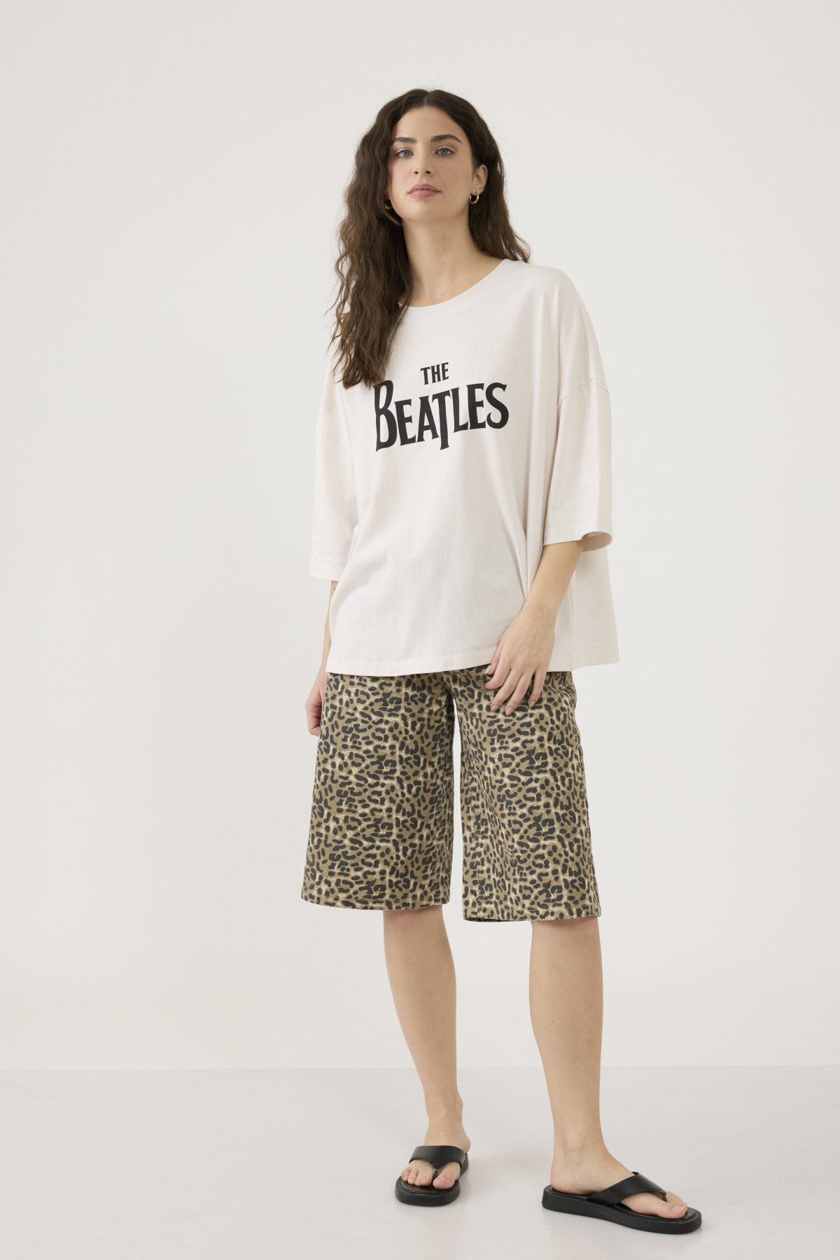 ⁦ח. עם הדפס ביטלס⁩ – תמונה ⁦2⁩