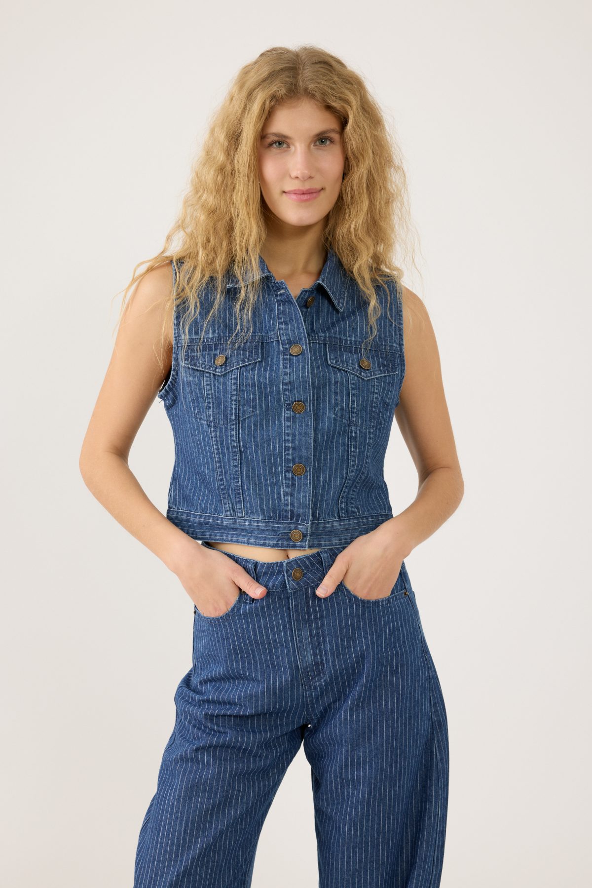 ⁦וסט ג'ינס⁩ – תמונה ⁦2⁩