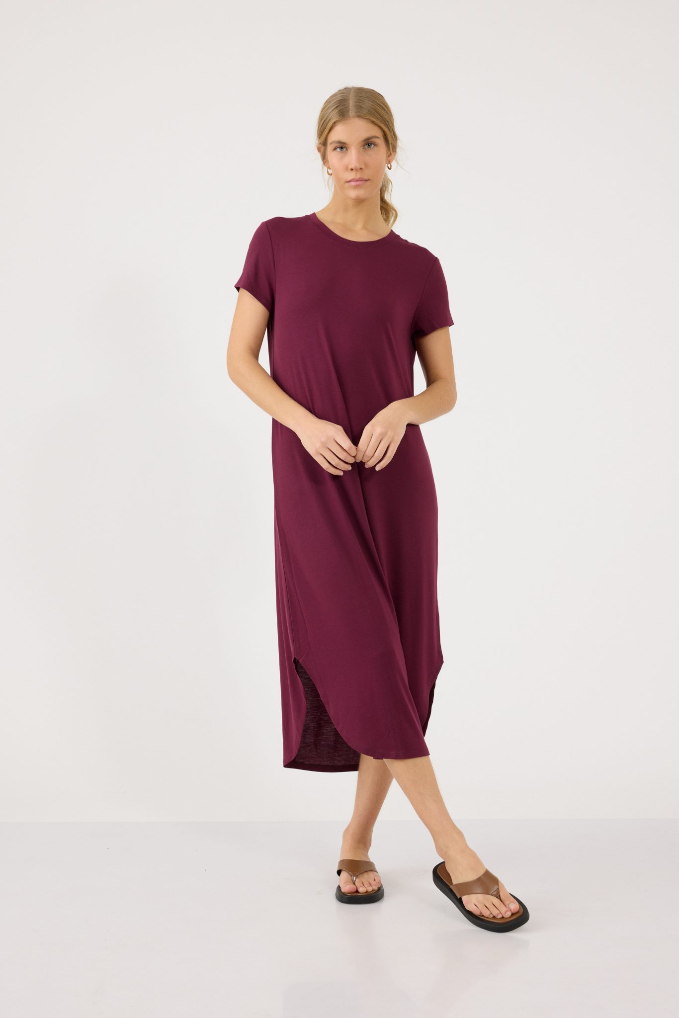 שמלת מקסי צווארון עגול שמלת מקסי צווארון עגול