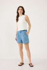 ג'ינס קצר עם חגורה