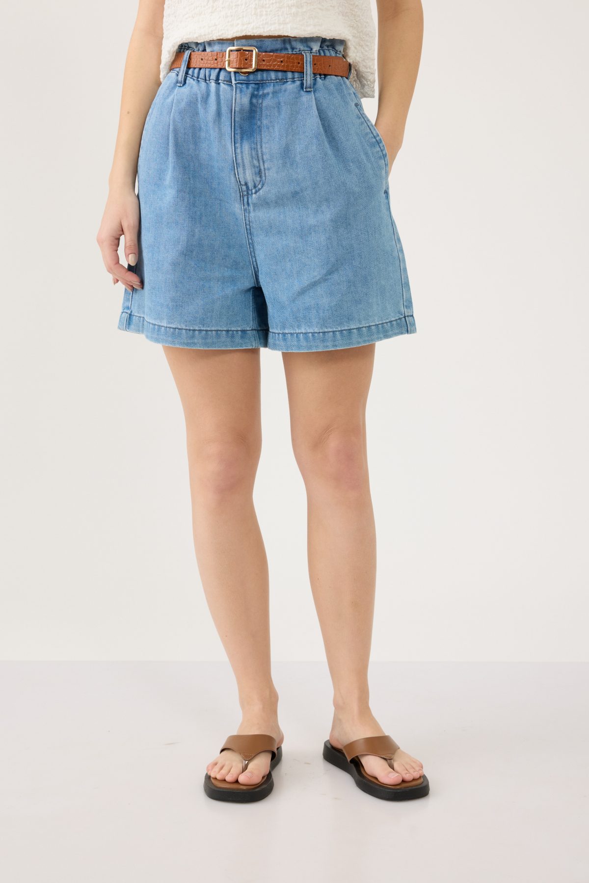 ⁦ג'ינס קצר עם חגורה⁩ – תמונה ⁦2⁩