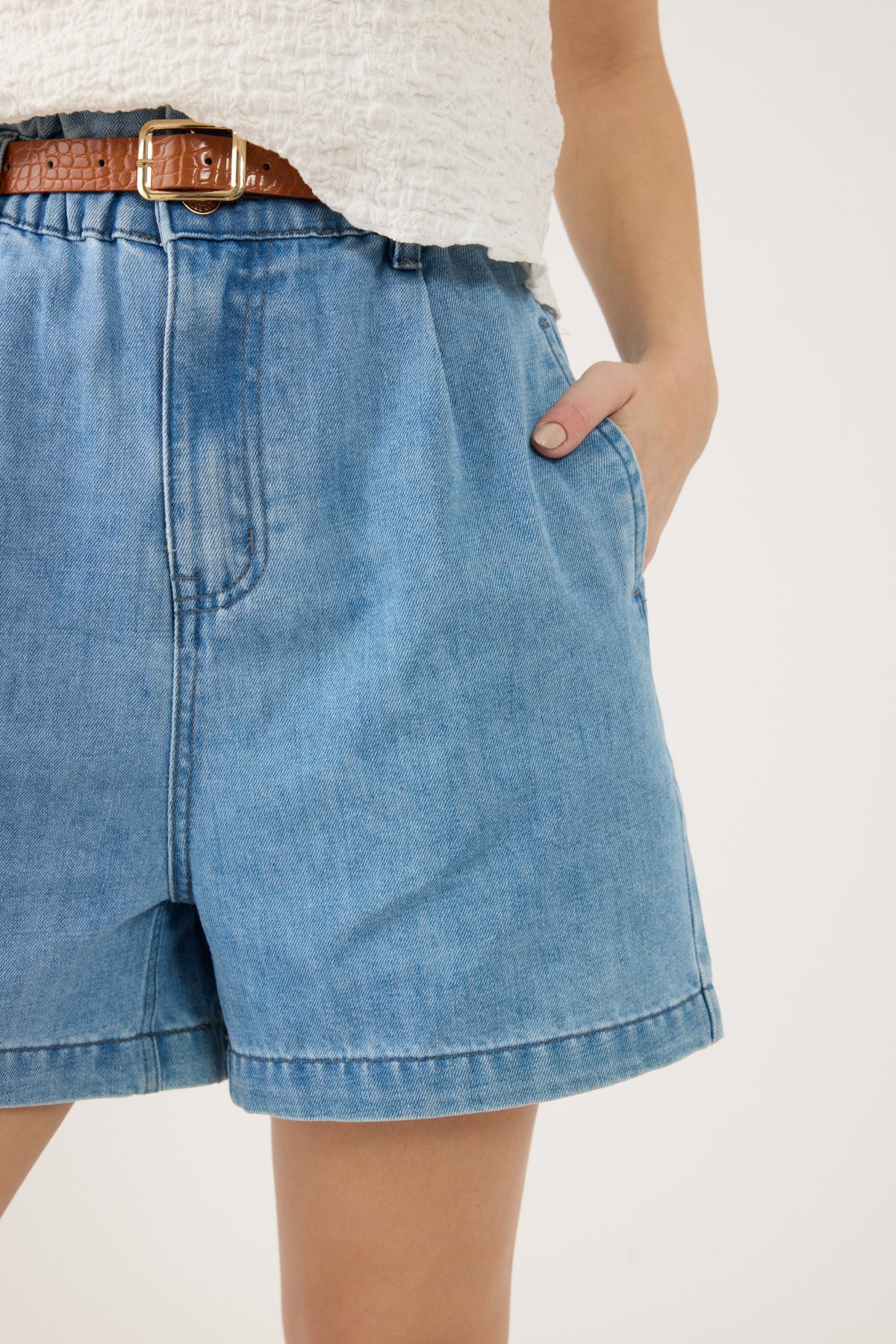 ⁦ג'ינס קצר עם חגורה⁩ – תמונה ⁦4⁩