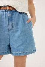 ⁦ג'ינס קצר עם חגורה⁩ – תמונה ⁦4⁩