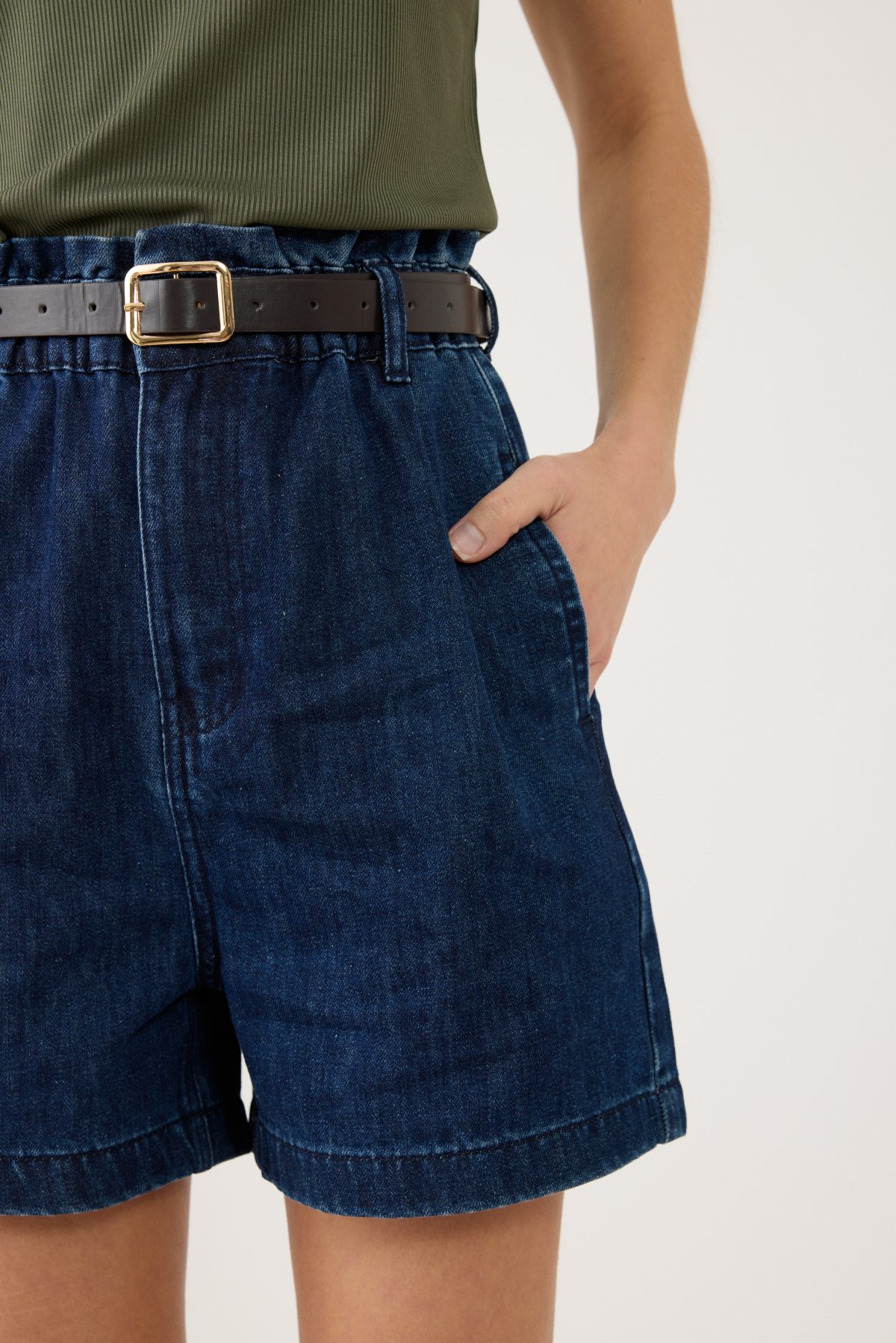 ⁦ג'ינס קצר עם חגורה⁩ – תמונה ⁦7⁩