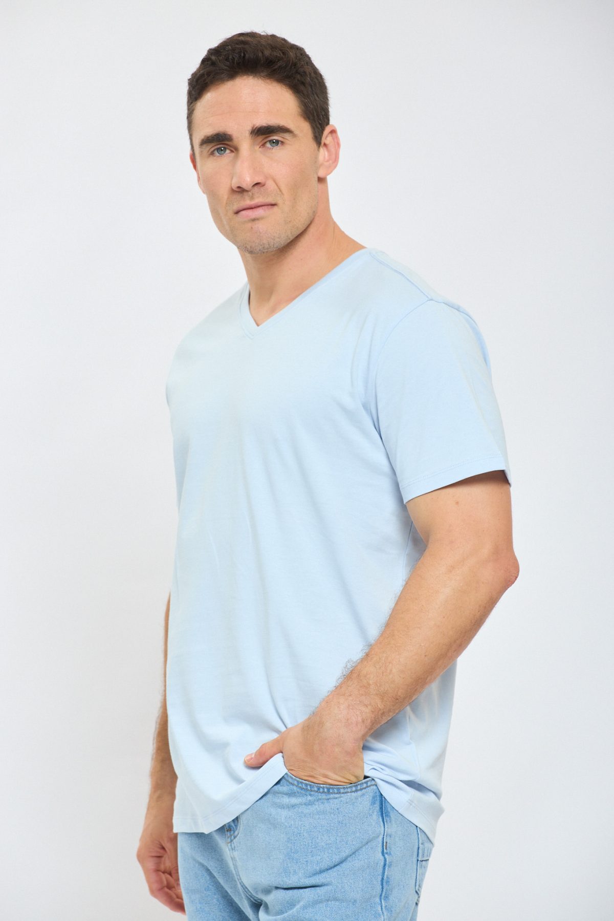 ⁦חולצה חלקה צווארון V⁩ – תמונה ⁦2⁩