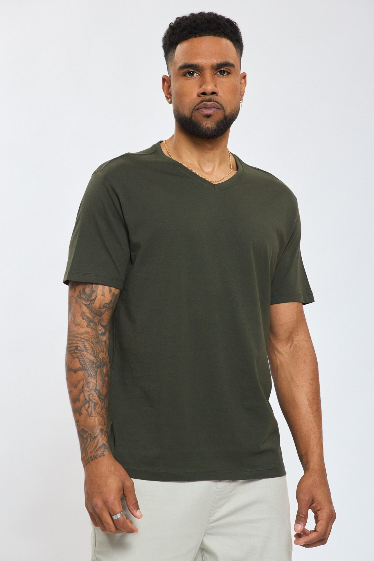 ⁦חולצה חלקה צווארון V⁩ – תמונה ⁦2⁩