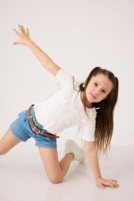 ⁦מכנס  ג'ינס קצר עם חגורה⁩ – תמונה ⁦3⁩