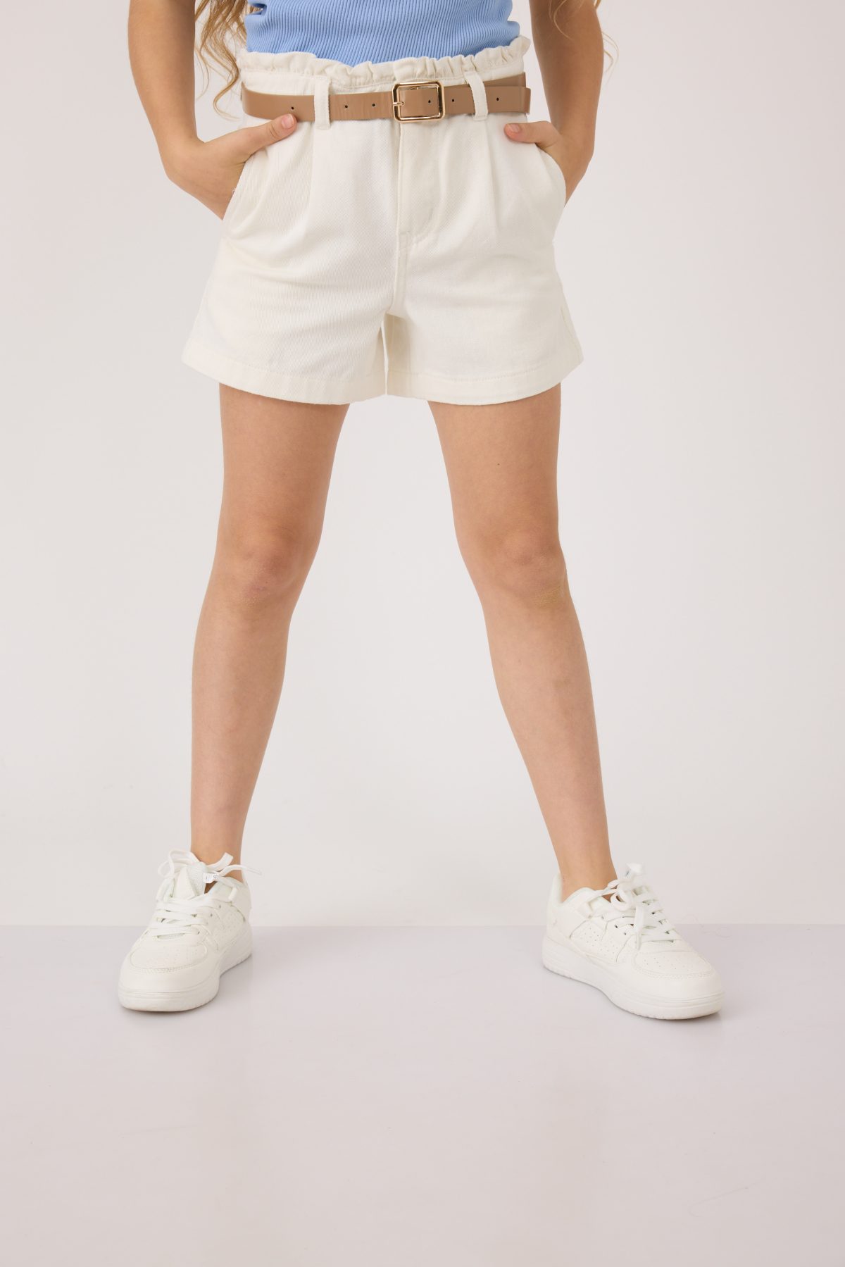 ⁦מכנס  ג'ינס קצר עם חגורה⁩ – תמונה ⁦4⁩