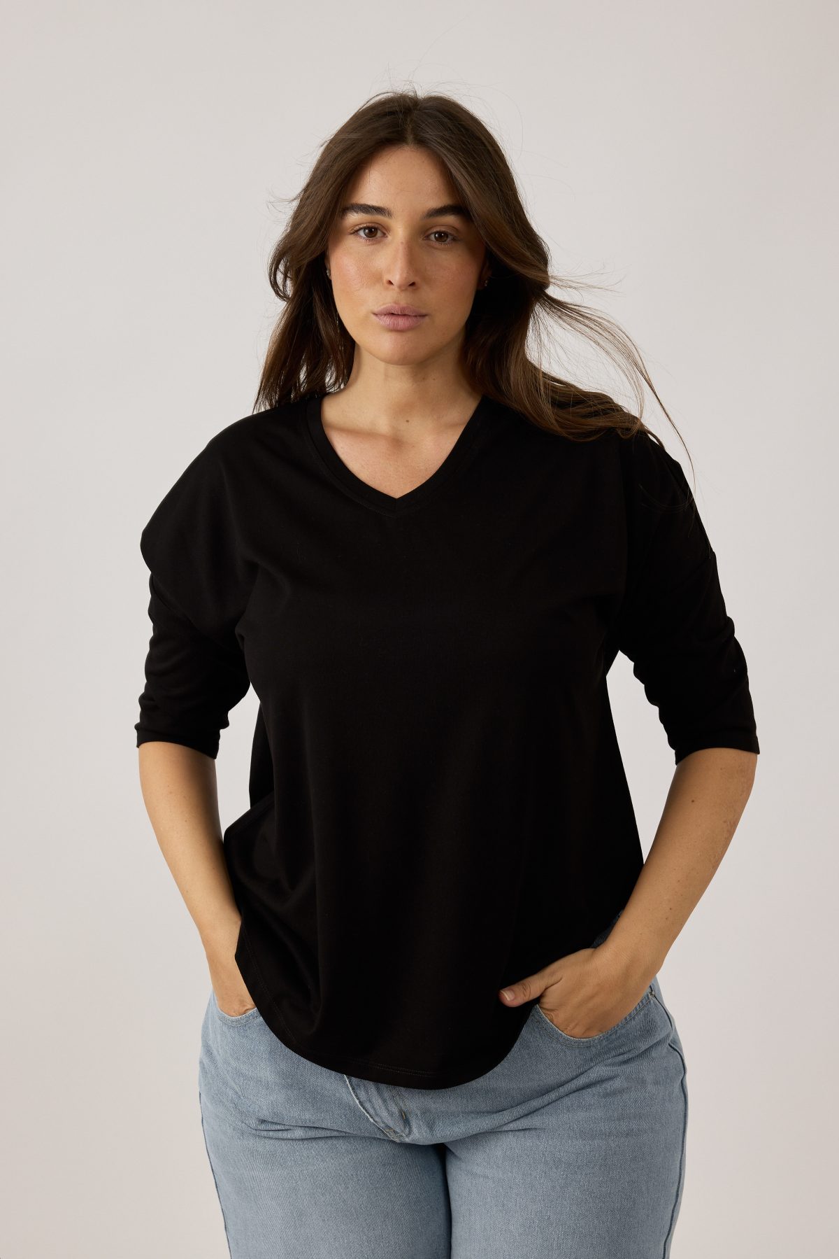 ⁦טניקה נשים צווארון V⁩ – תמונה ⁦3⁩