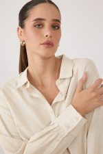 חולצה מכופתרת עם קשירה – תמונה 6