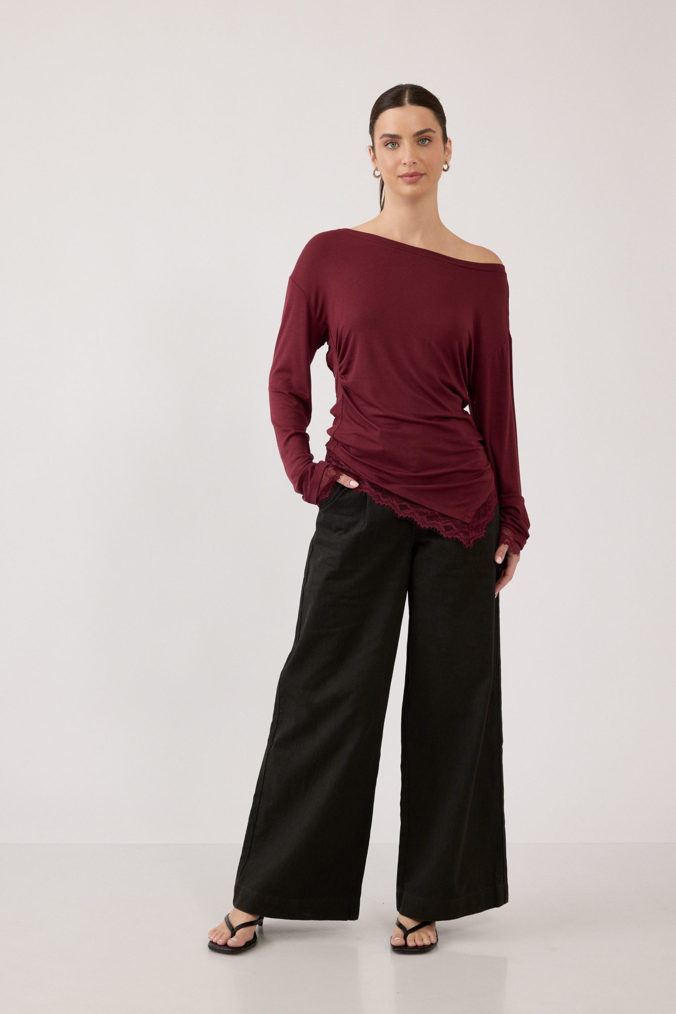 חולצה א-סימטרית עם תחרה חולצה א-סימטרית עם תחרה